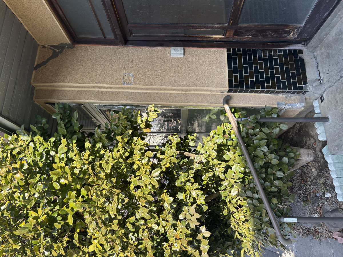 サントーヨー住器の【八戸市】地震で歪んだ窓を交換｜災害修繕支援制度を活用した窓リフォームの施工前の写真3