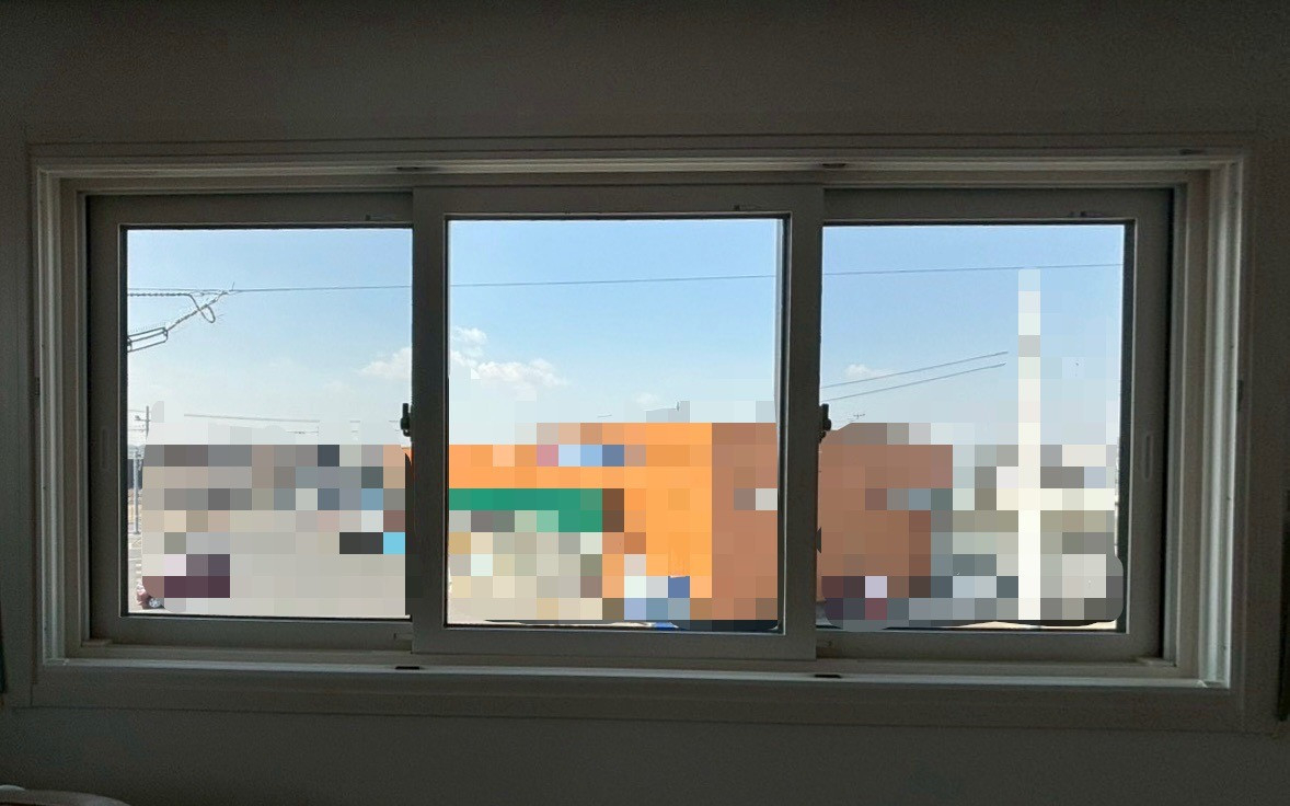 サントーヨー住器の【２０２６年版補助金対応】防音対策で7箇所設置！たった３時間半で快適空間へ｜窓リノベ施工事例の施工前の写真1