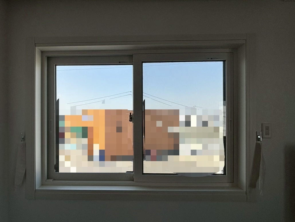 サントーヨー住器の【２０２６年版補助金対応】防音対策で7箇所設置！たった３時間半で快適空間へ｜窓リノベ施工事例の施工前の写真2