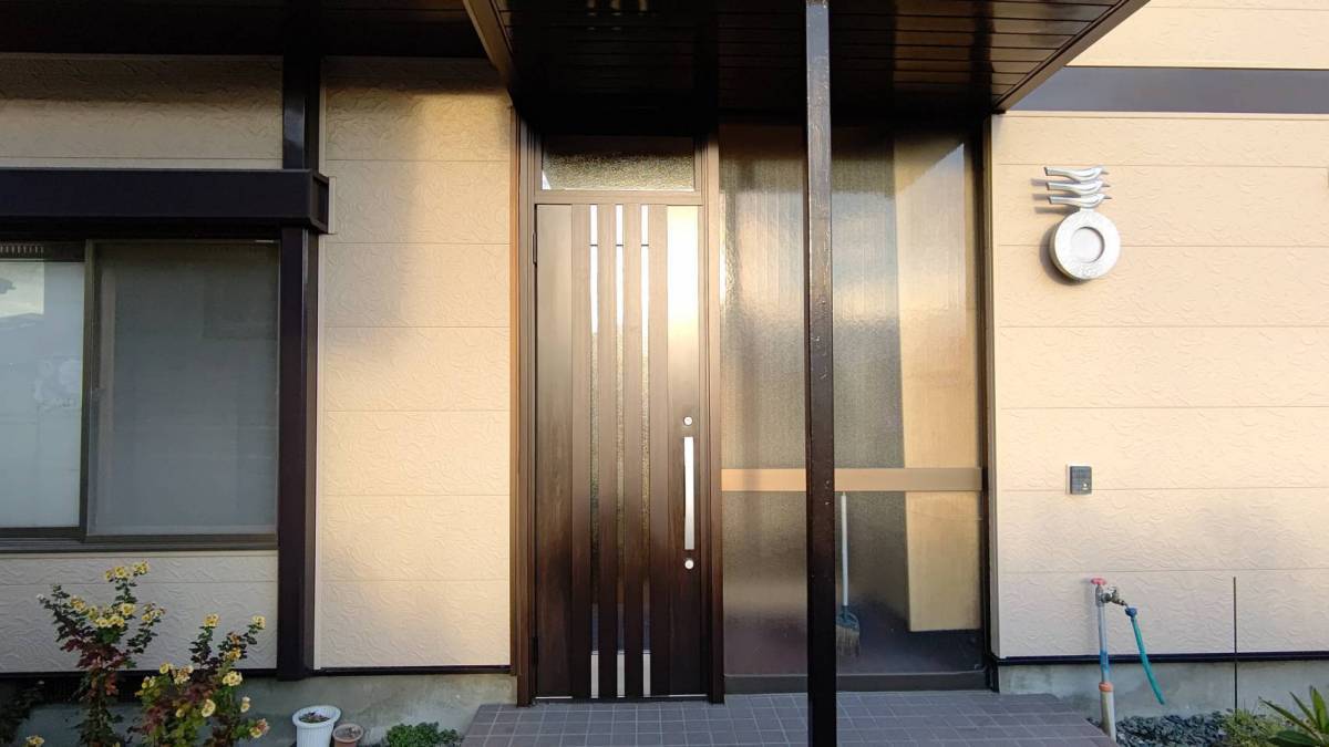 サントーヨー住器の【八戸市】風で煽られ壊れてしまった玄関を交換したいの施工後の写真1