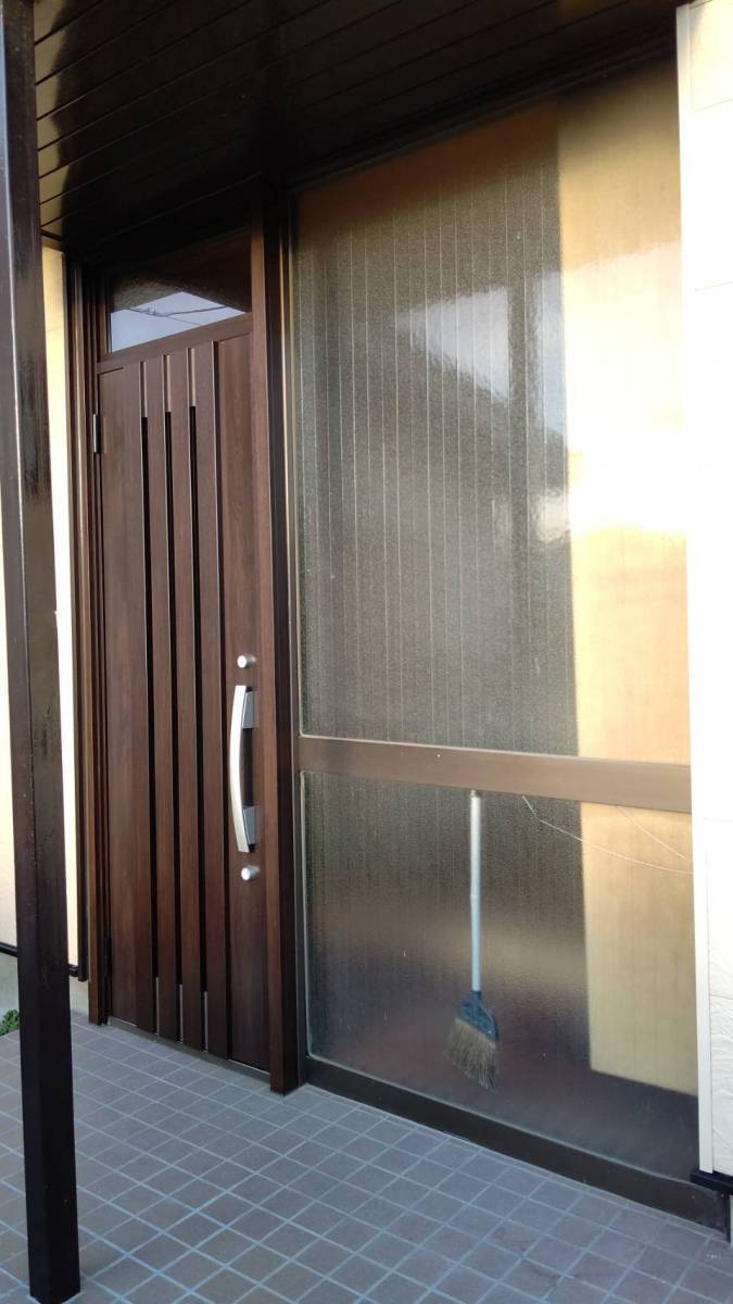サントーヨー住器の【八戸市】風で煽られ壊れてしまった玄関を交換したいの施工後の写真2