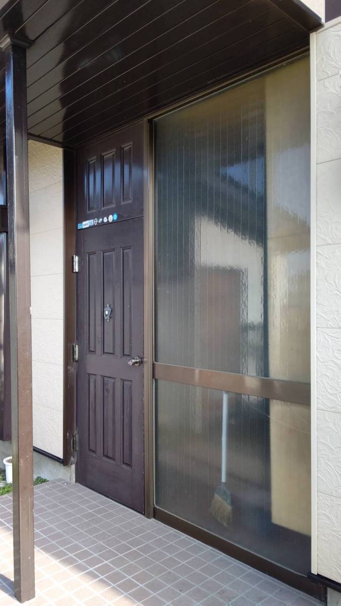 サントーヨー住器の【八戸市】風で煽られ壊れてしまった玄関を交換したいの施工前の写真2