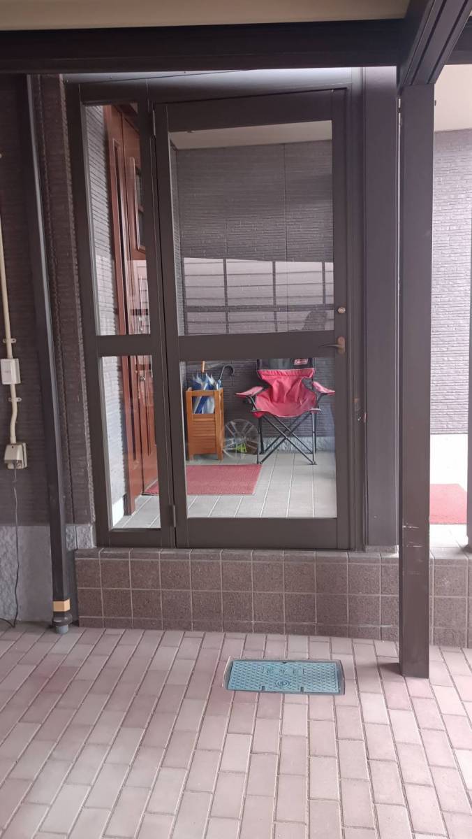 サントーヨー住器の【十和田市】風除室をリフォームして車椅子の出入りをしやすいようにの施工後の写真1