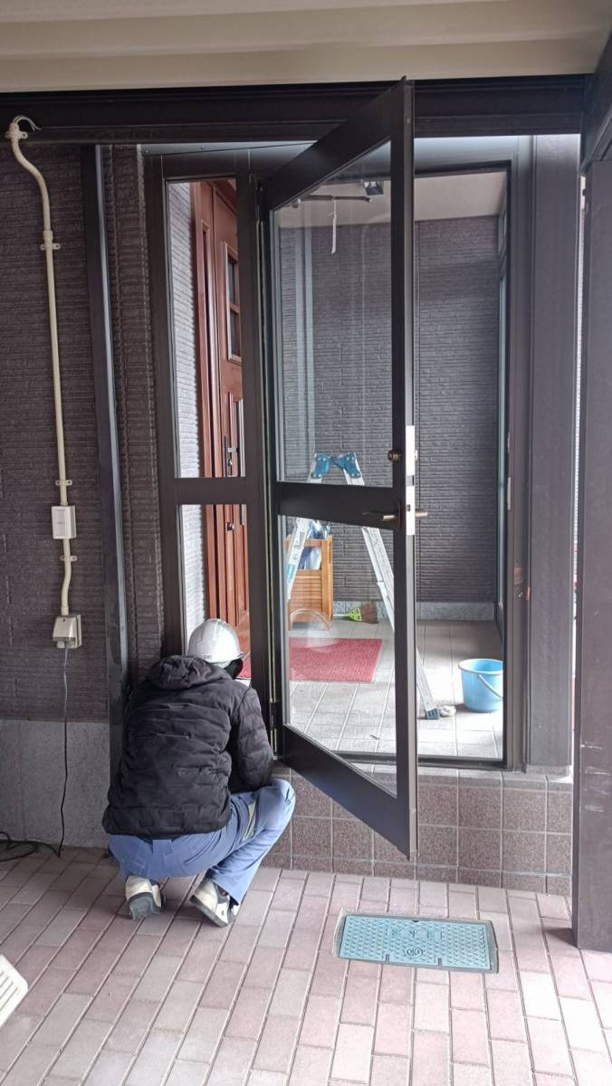サントーヨー住器の【十和田市】風除室をリフォームして車椅子の出入りをしやすいようにの施工前の写真3