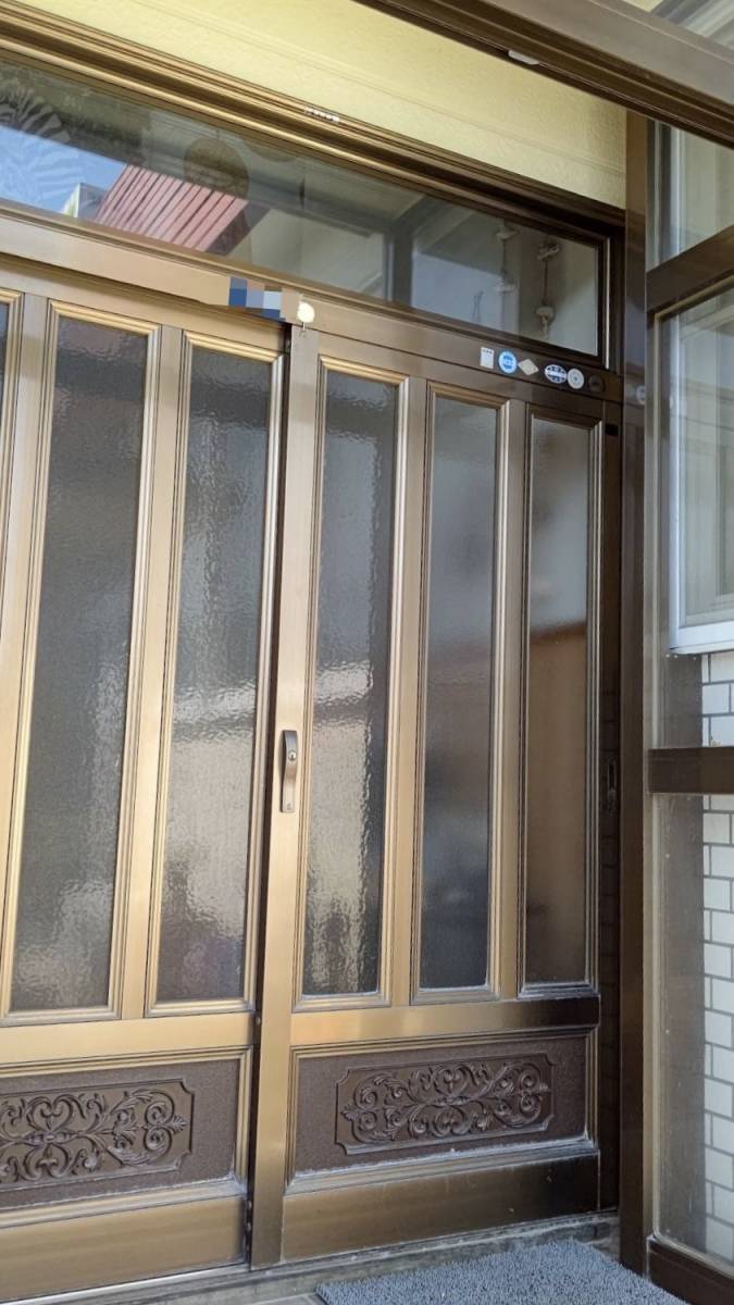サントーヨー住器の【十和田市】いってきますから、ただいまの間に玄関交換完了の施工前の写真2