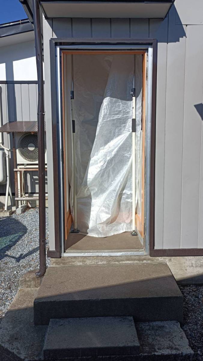 サントーヨー住器の【八戸市】勝手口を交換し、ニオイや湿気が気になるキッチンからおさらばの施工前の写真2