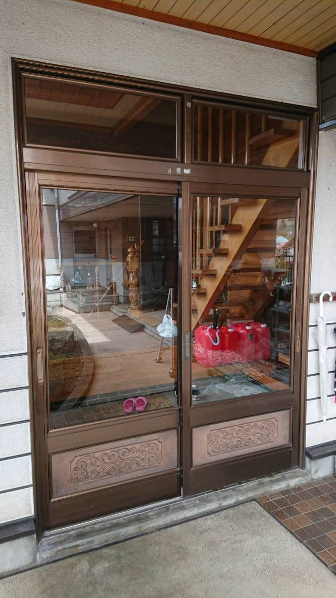 サントーヨー住器の玄関引戸から玄関ドアへ交換の施工前の写真1