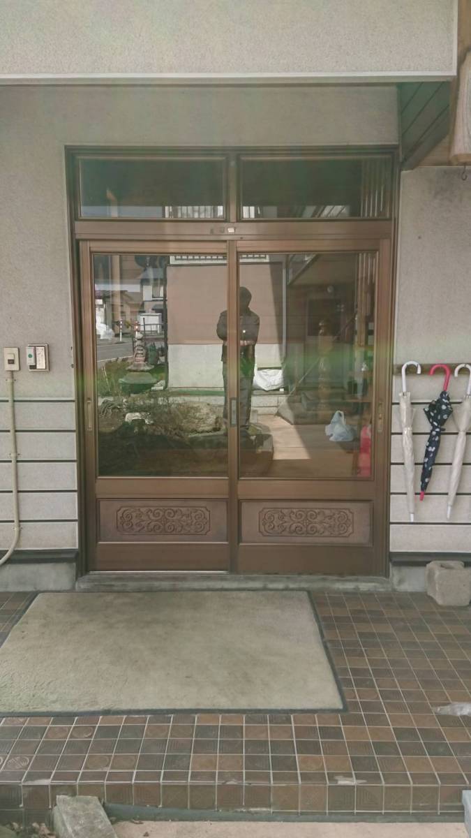 サントーヨー住器の玄関引戸から玄関ドアへ交換の施工前の写真2