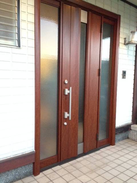 共栄アルミトーヨー住器の使用歴40年の玄関ドアが1日で新品に様変わりの施工後の写真1