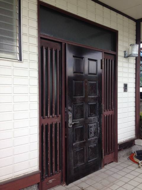 共栄アルミトーヨー住器の使用歴40年の玄関ドアが1日で新品に様変わりの施工前の写真1