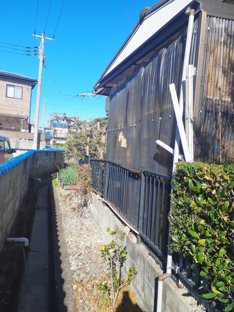 共栄アルミトーヨー住器の波板、フェンス交換で外からの見た目をキレイに！の施工前の写真1