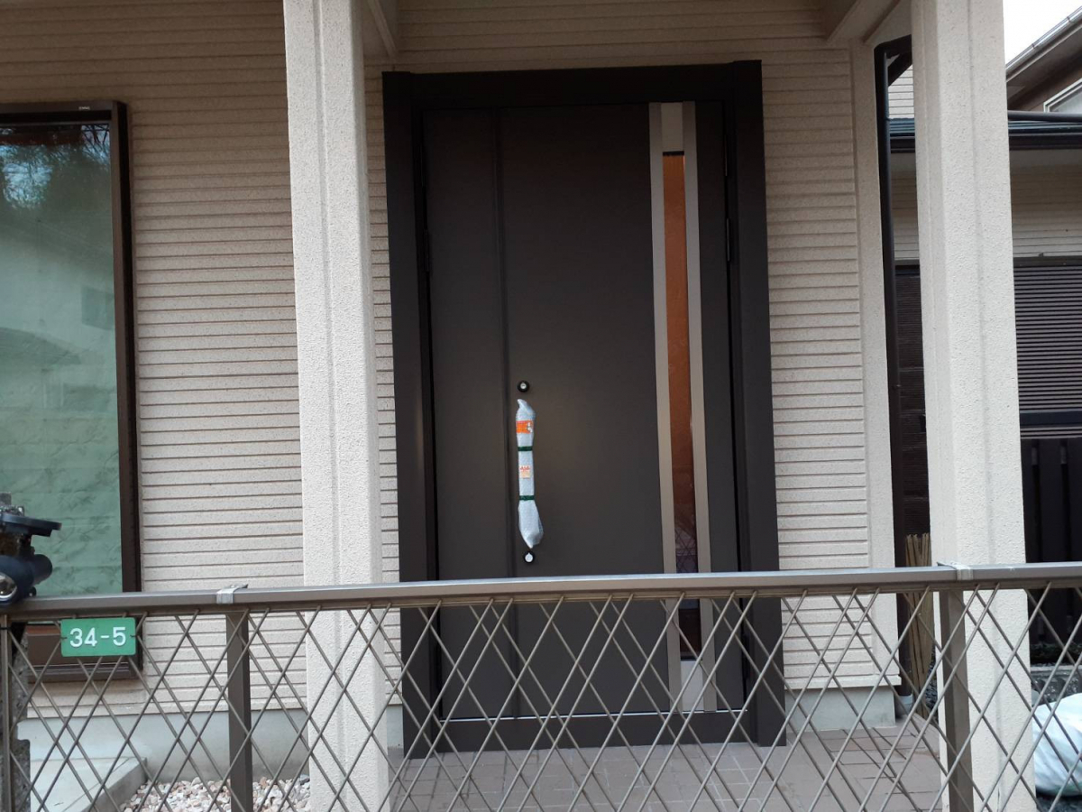 共栄アルミトーヨー住器の玄関ドアを交換すると見た目も気持ちもすっきりしますの施工後の写真1