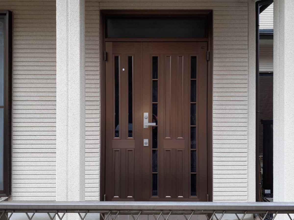 共栄アルミトーヨー住器の玄関ドアを交換すると見た目も気持ちもすっきりしますの施工前の写真1