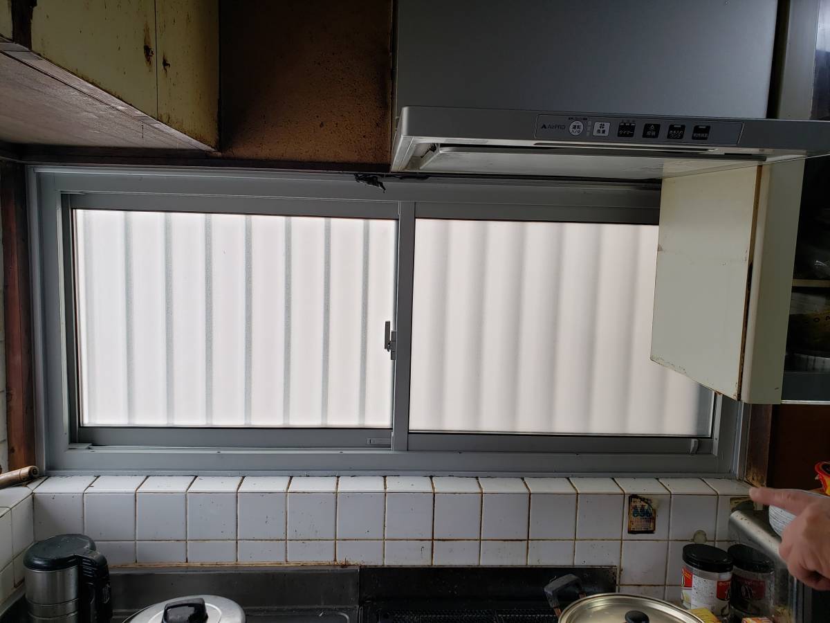 共栄アルミトーヨー住器の格子付きキッチン窓交換の施工後の写真1