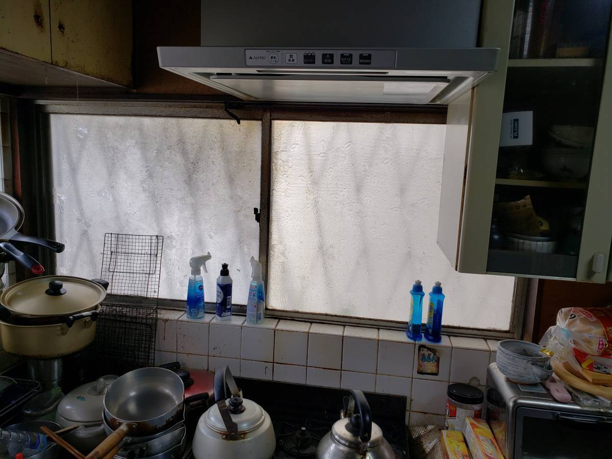 共栄アルミトーヨー住器の格子付きキッチン窓交換の施工前の写真1