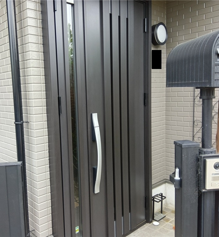 共栄アルミトーヨー住器のリシェント玄関ドアG14型 取付工事の施工後の写真1