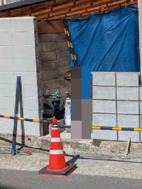 共栄アルミトーヨー住器のブロックの間に勝手口ロンカラーガラスドア取付工事の施工前の写真1