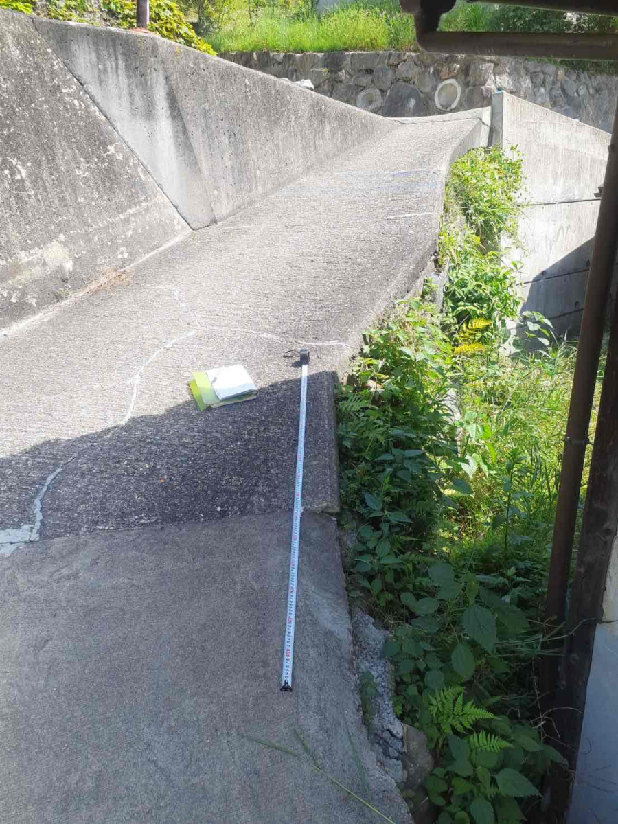 共栄アルミトーヨー住器の外部手摺りグリップライン取付工事の施工前の写真1