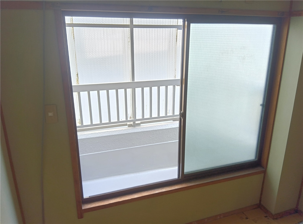 共栄アルミトーヨー住器のマンション用リプラス 取付工事 窓リノベ補助金対応の施工前の写真1