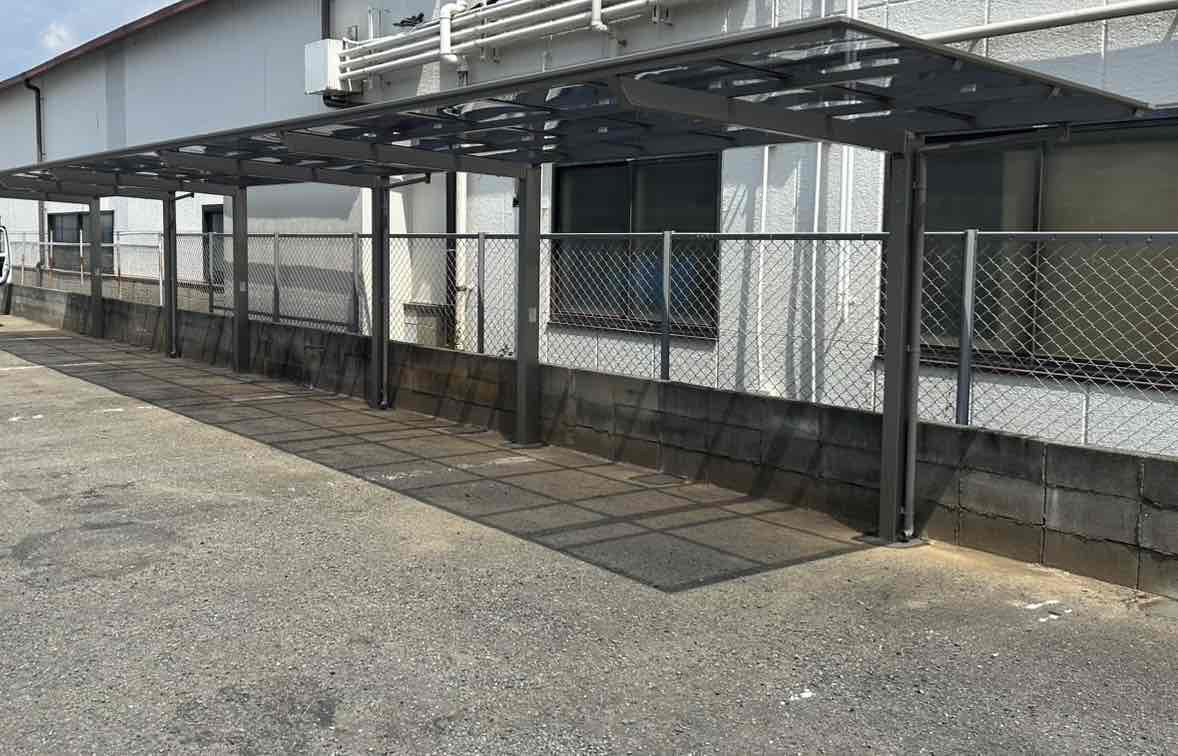 共栄アルミトーヨー住器のカーポート ネスカFミニ 3連棟 取付工事の施工後の写真1