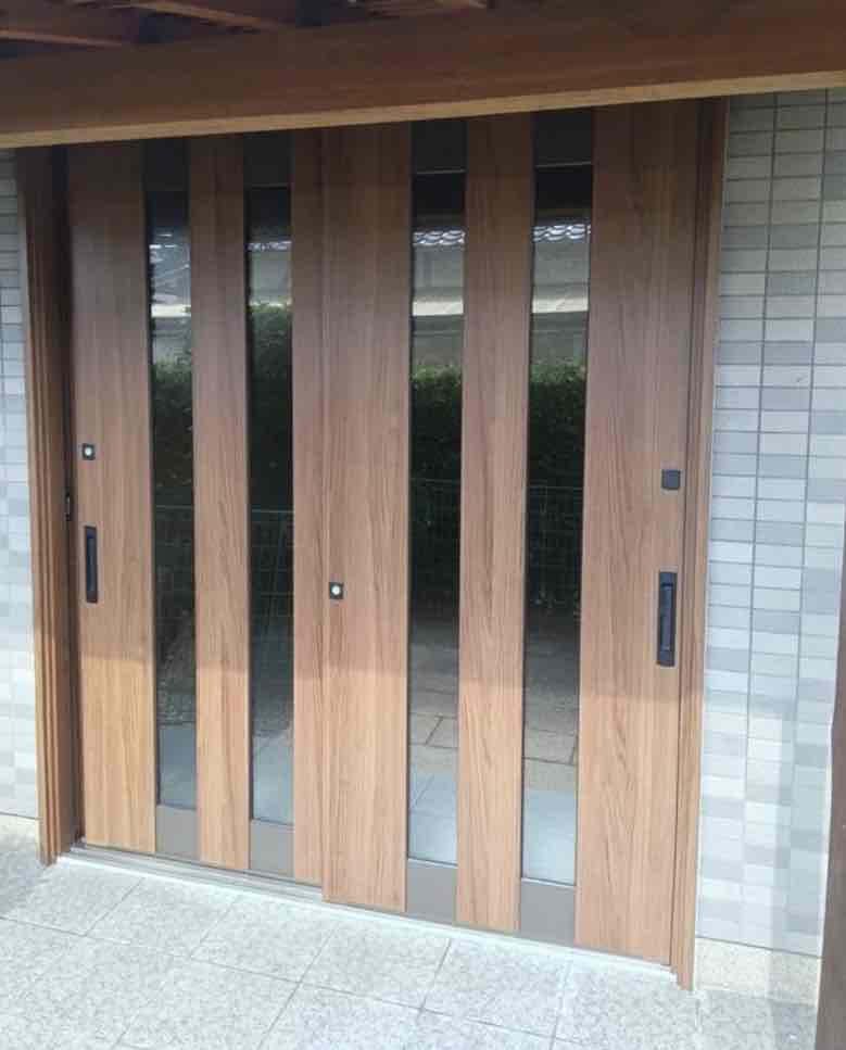 共栄アルミトーヨー住器のリシェント玄関引戸 P17型 クリエモカ 取付工事の施工後の写真1