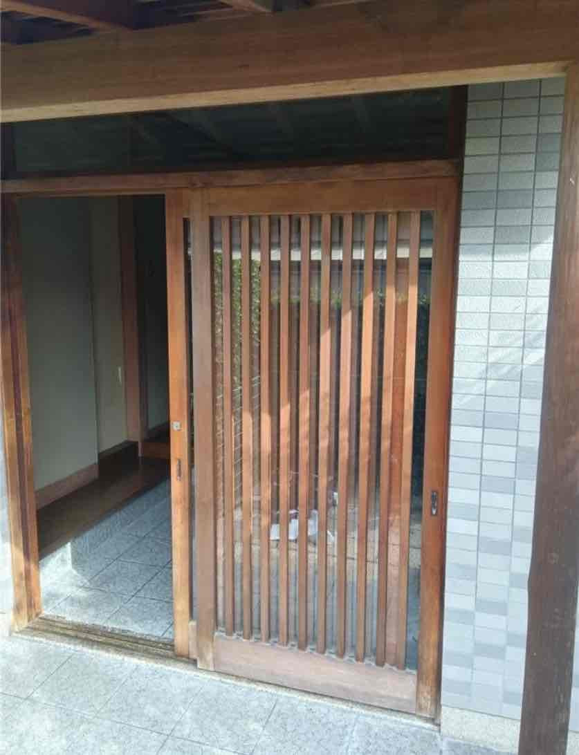 共栄アルミトーヨー住器のリシェント玄関引戸 P17型 クリエモカ 取付工事の施工前の写真1