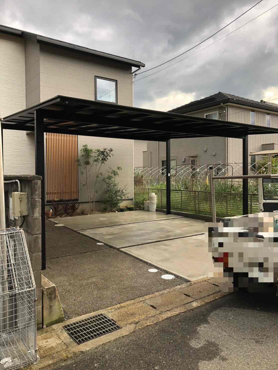 共栄アルミトーヨー住器のフーゴF2台用 60-57 ポリカブラックマットの施工後の写真1