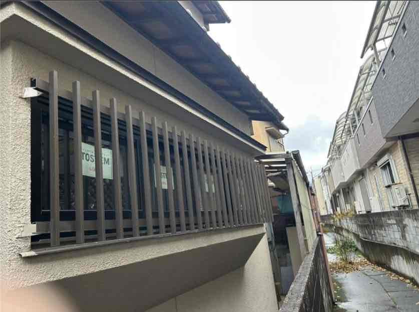 共栄アルミトーヨー住器の窓カバー工法　リプラス引違い窓　4枚建て　取替工事の施工後の写真1