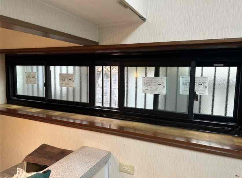 共栄アルミトーヨー住器の窓カバー工法　リプラス引違い窓　4枚建て　取替工事の施工後の写真2