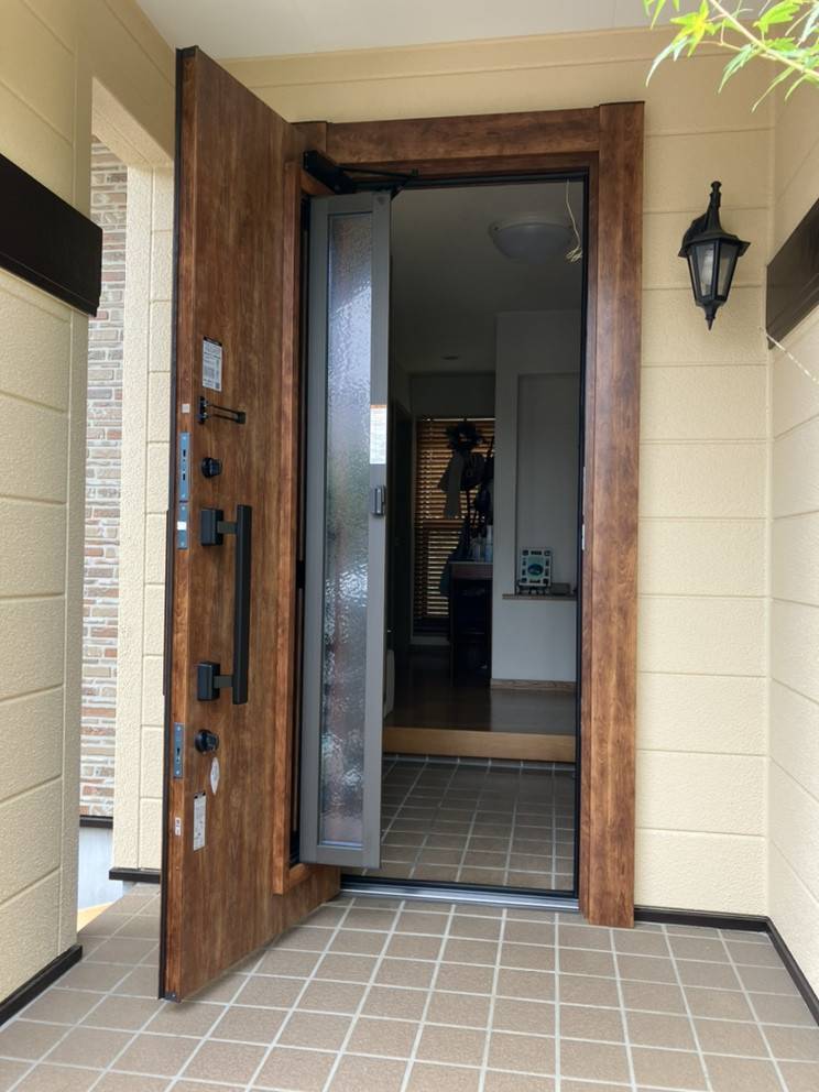 広海クラシオ 千葉支店の玄関ドア交換：１Dayリフォーム工事　玄関ドア交換（リシェント）の施工後の写真2