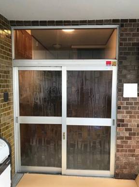 広海クラシオ 千葉支店の玄関引き戸の施工例ですの施工前の写真1