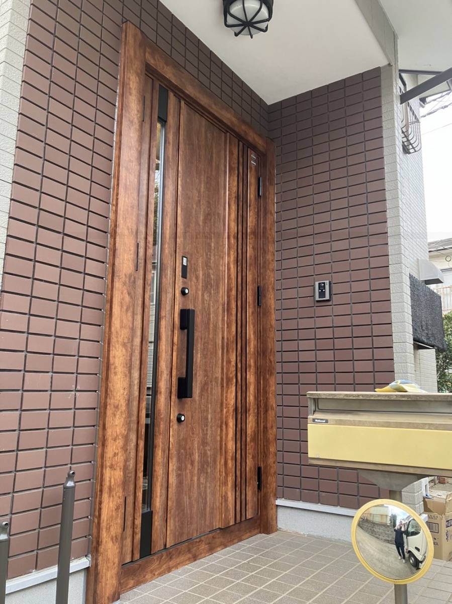 広海クラシオ 千葉支店の玄関ドア交換：１Dayリフォーム工事　玄関ドア（リシェント）の施工後の写真1