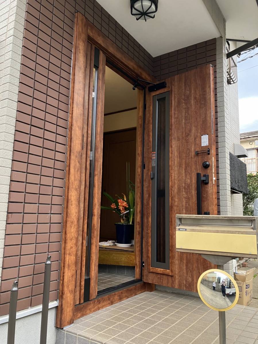 広海クラシオ 千葉支店の玄関ドア交換：１Dayリフォーム工事　玄関ドア（リシェント）の施工後の写真2