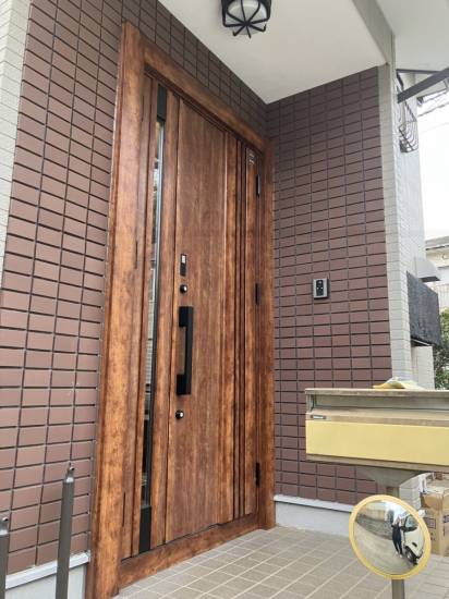 広海クラシオ 千葉支店の玄関ドア交換：１Dayリフォーム工事　玄関ドア（リシェント）施工事例写真1