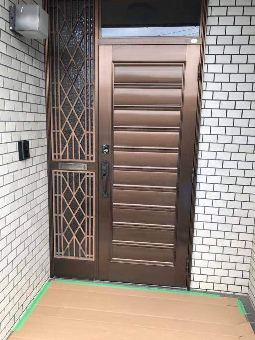 広海クラシオ 千葉支店の玄関ドア交換：１ＤＡＹリフォーム工事の施工前の写真1