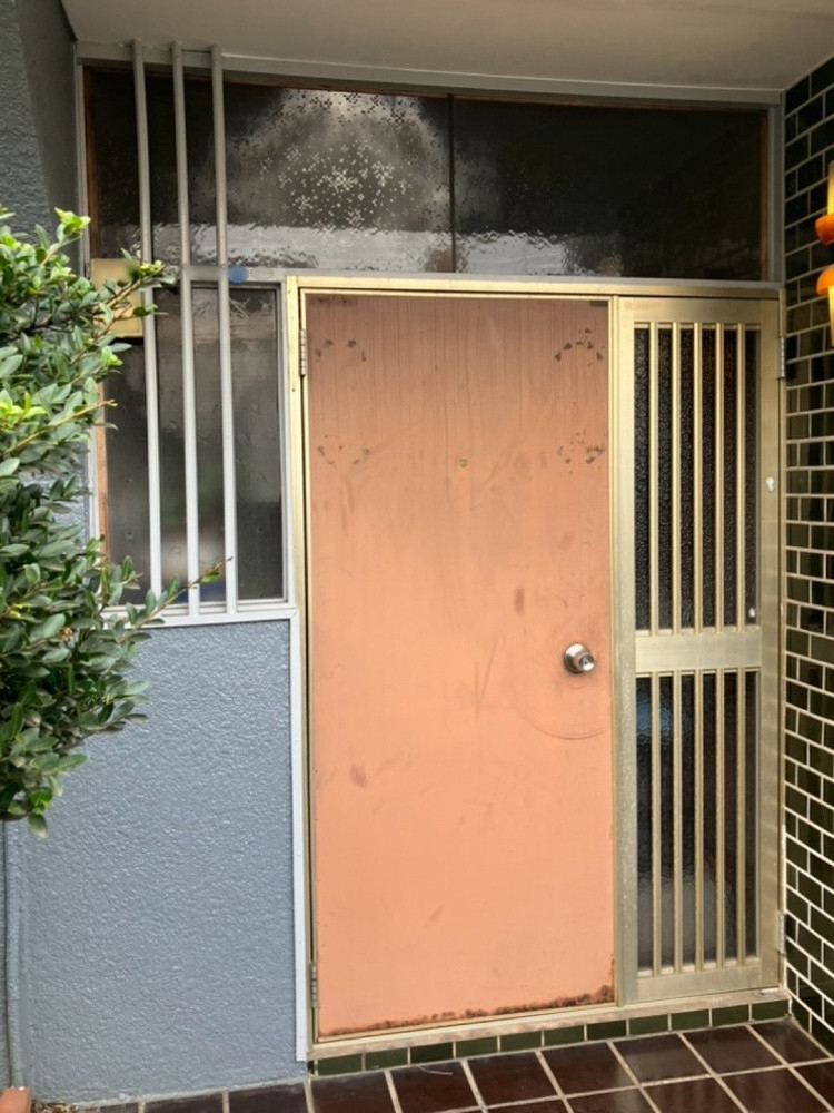広海クラシオ 千葉支店の変則納まりもカバー工法で玄関リフォーム!の施工前の写真1