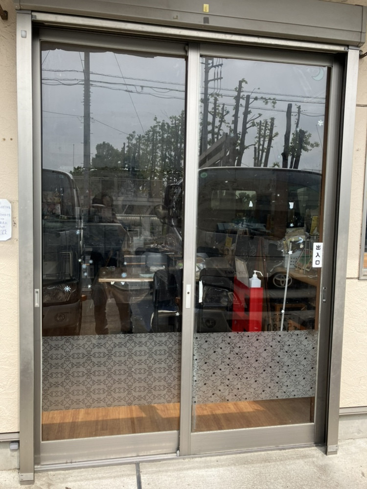 広海クラシオ 千葉支店の太陽光が暑い!窓のガラス交換でで紫外線、日射熱をカットの施工前の写真1