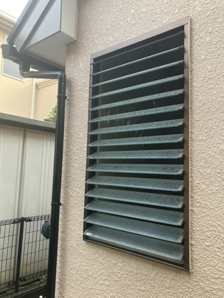 広海クラシオ 千葉支店のガラスルーバー窓から断熱性の高い窓へ交換の施工前の写真1