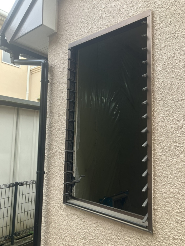 広海クラシオ 千葉支店のガラスルーバー窓から断熱性の高い窓へ交換の施工前の写真2