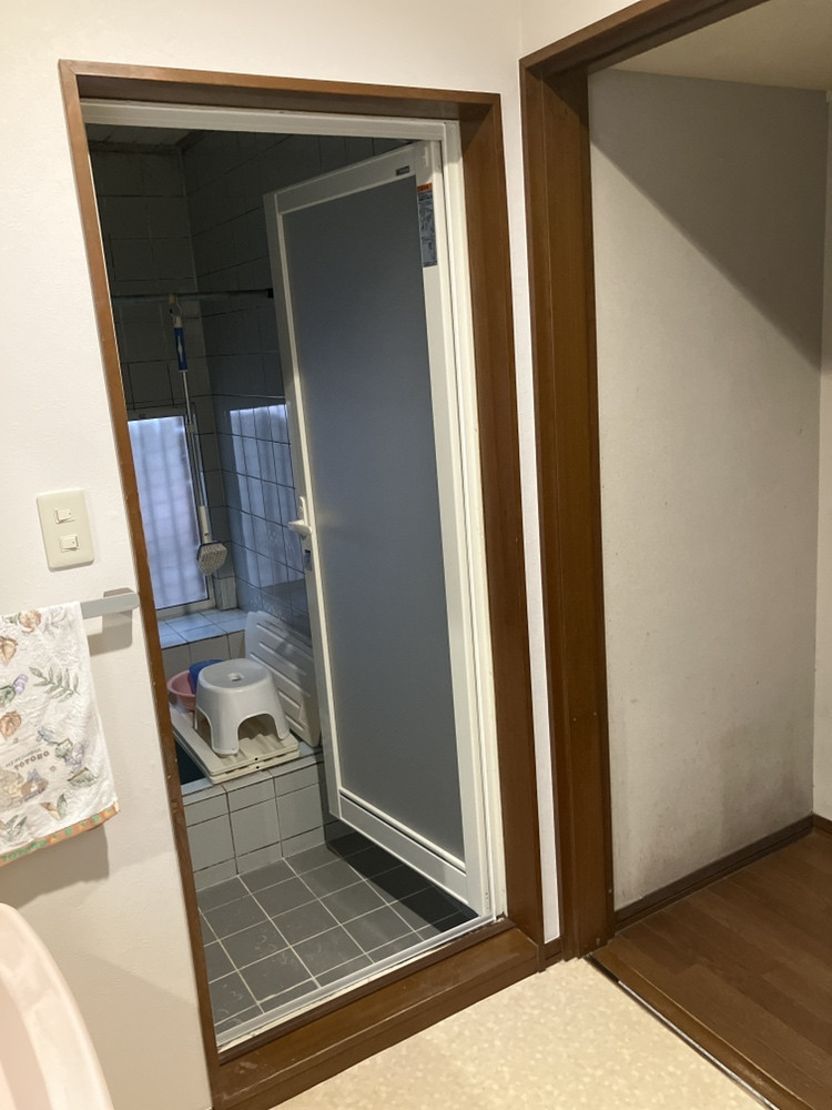 広海クラシオ 千葉支店の浴室の折れ戸をドアに交換の施工後の写真2