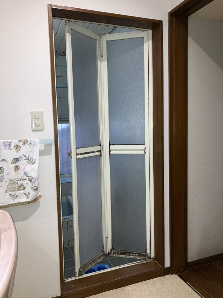 広海クラシオ 千葉支店の浴室の折れ戸をドアに交換の施工前の写真1