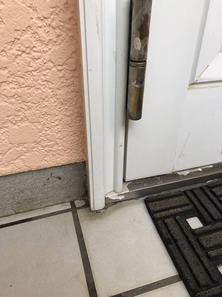 広海クラシオ 千葉支店の玄関ドア交換：１ＤＡＹリフォーム工事　玄関ドア交換（リシェント）の施工前の写真2
