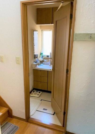 ダイカクヤ 仙台の洗面室のドアをおしゃれな引戸に変えたい！！！の施工前の写真1