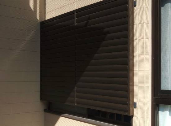 ダイカクヤ 仙台の窓に目隠しをしたい！！！　目隠し可動ルーバー施工事例写真1