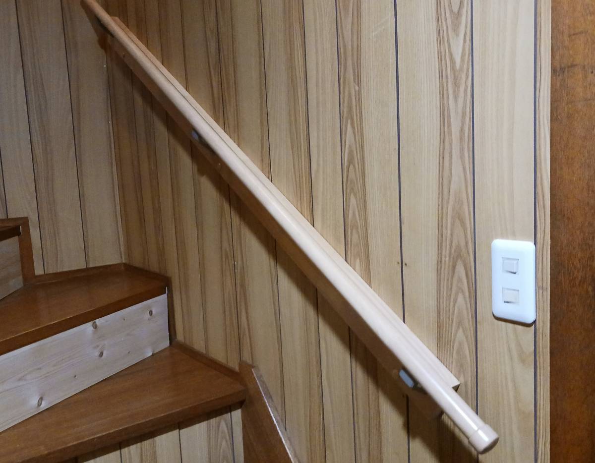 ダイカクヤ 仙台の室内の階段に手すりを取付したい！！！　後付け手すりリフォームの施工後の写真1