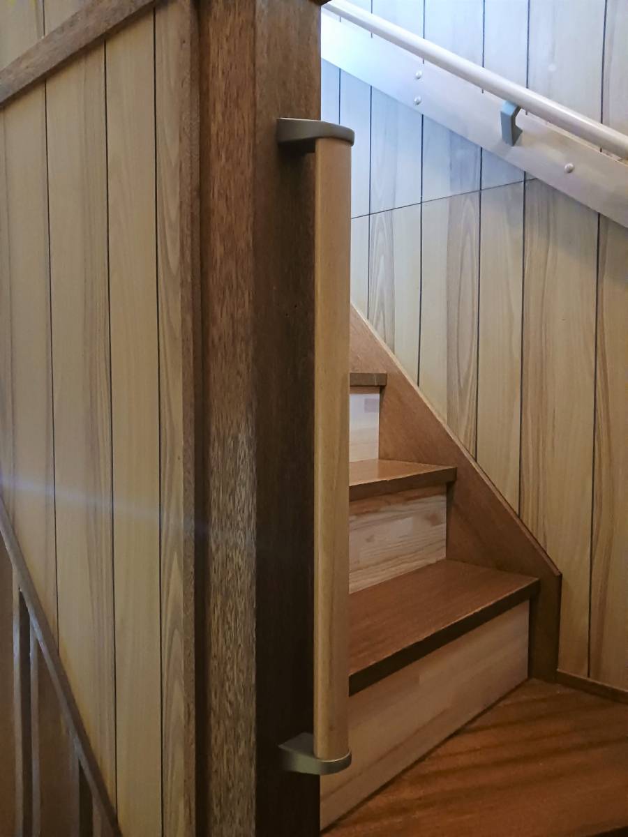 ダイカクヤ 仙台の室内の階段に手すりを取付したい！！！　後付け手すりリフォームの施工後の写真2