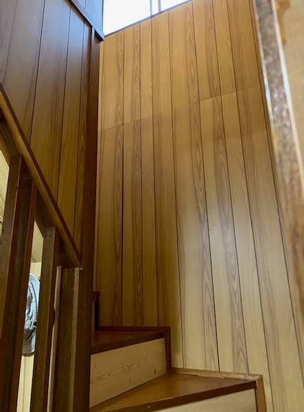 ダイカクヤ 仙台の室内の階段に手すりを取付したい！！！　後付け手すりリフォームの施工前の写真1