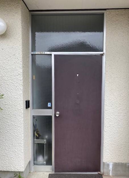 ダイカクヤ 仙台の性能の良い玄関ドアに交換したい！！！玄関ドアリフォーム工事の施工前の写真1
