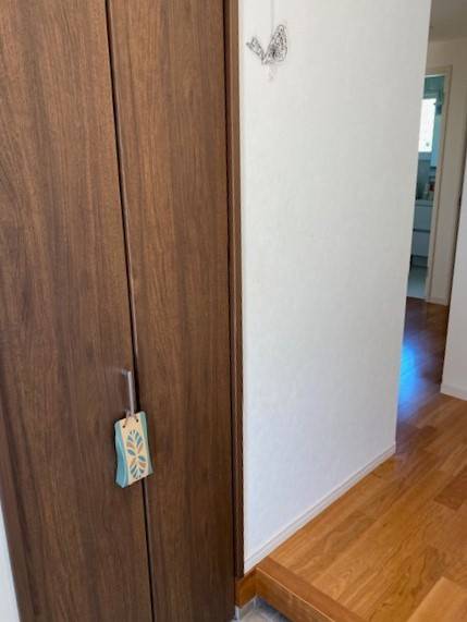ダイカクヤ 仙台の玄関に手すりを取付たい！！！後付け手すりリフォームの施工前の写真1