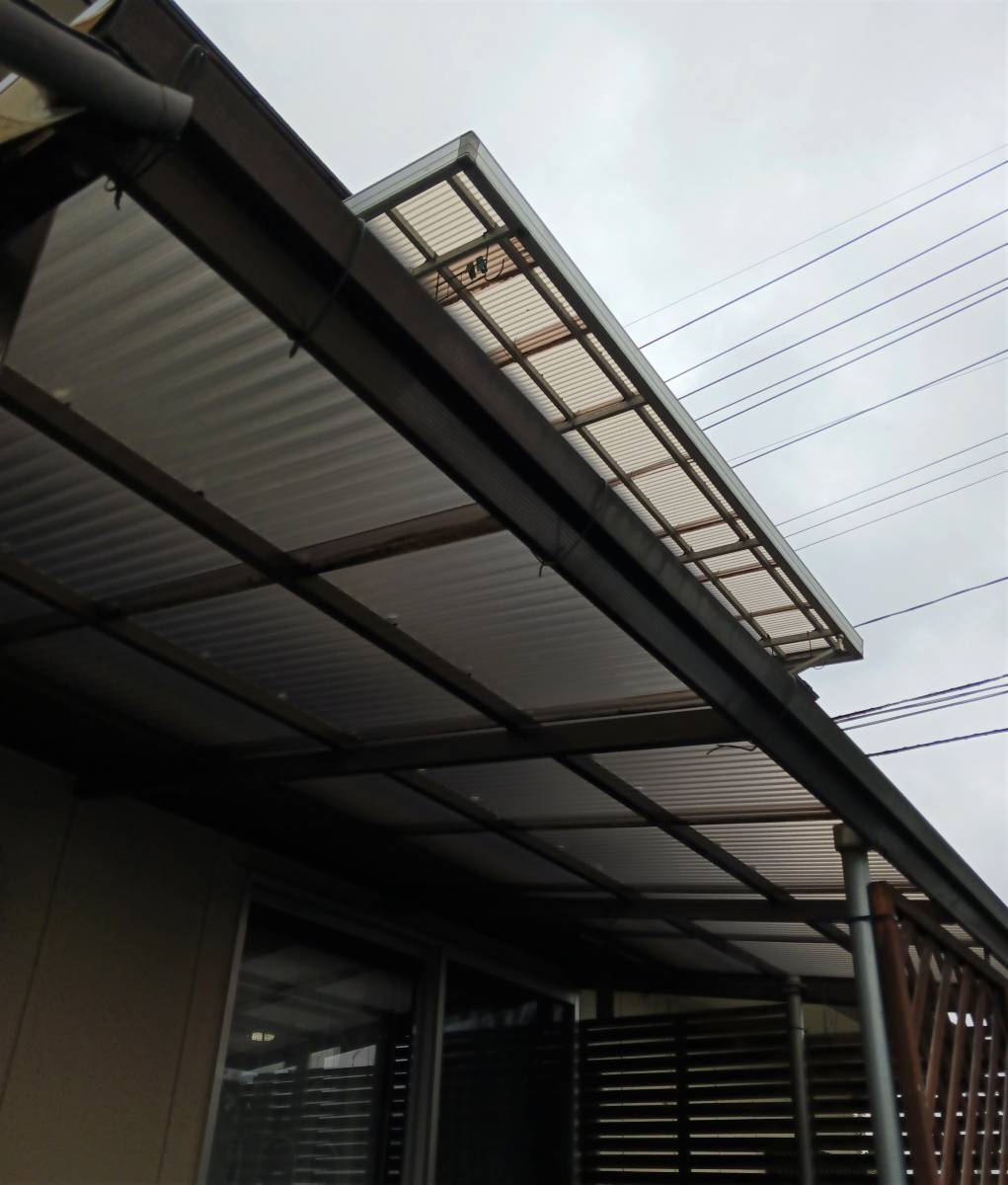 ダイカクヤ 仙台のテラス屋根とカーポート屋根のポリカを張替えたい！！！の施工前の写真1